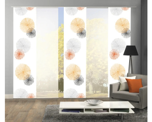 Dekorative Schiebegardine mit abstraktem Punktmuster im Wohnzimmer.