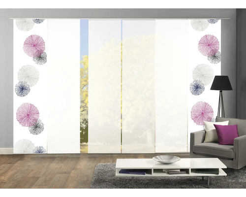 Vue de la pièce avec des rideaux coulissants à motifs