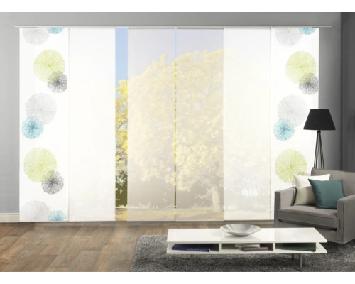 Scène d''intérieur avec rideaux coulissants à motifs