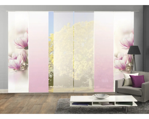 Ambiance de pièce avec rideaux coulissants à fleurs de magnolia et arbre