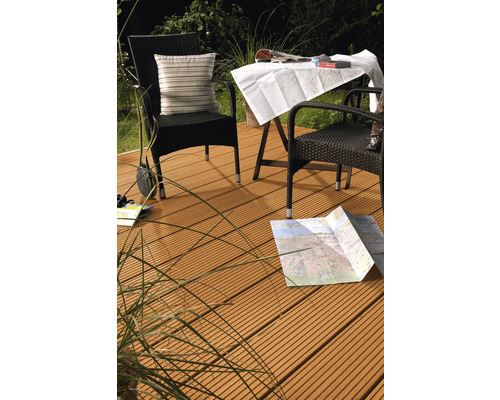 Terrasse avec lames de terrasse, table et chaises dans le jardin