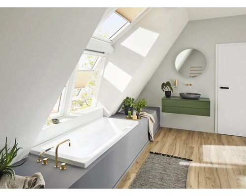 Salle de bain lumineuse avec fenêtres de toit, baignoire, lavabo et miroir dans une maison moderne.