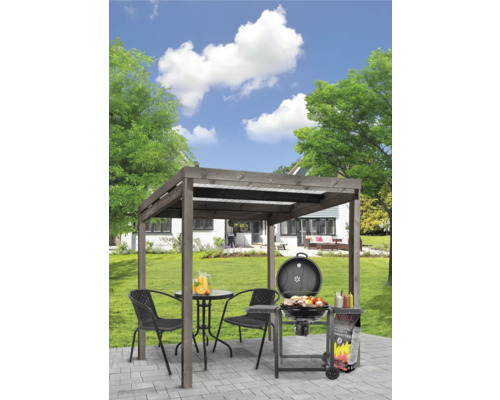 Gartenszene mit Grillplatz unter einer Holzpergola mit Tisch, Stühlen und Grill