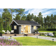 Gartenhaus aus Holz mit Terrasse und Gartenmöbeln in einem gepflegten Garten.