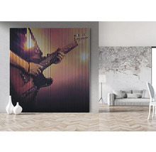 Panneau décoratif avec motif de guitare dans une pièce à vivre