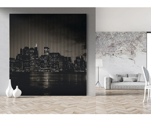Innenraum mit einer Wanddekoration, die eine nächtliche Skyline mit vertikalen Linien darstellt