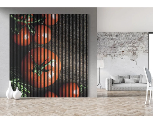 Dekoratives Wandpaneel mit Tomatenmotiv in einem Wohnraum.