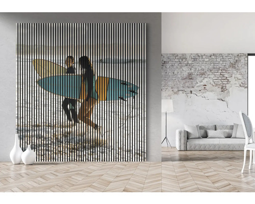Dekoratives Wandbild mit Surfermotiv im Wohnraum