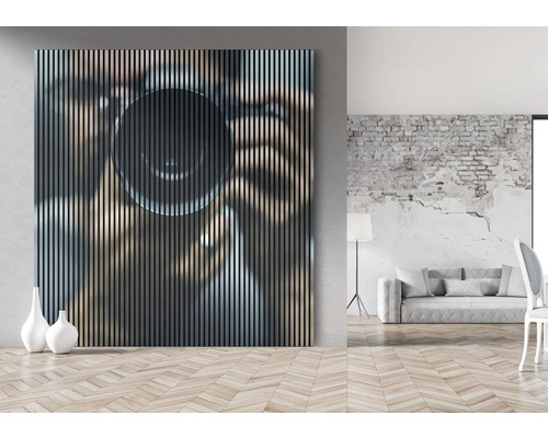 Dekoratives Wandpaneel mit Kamera Motiv und Holzoptik in einem modern eingerichteten Raum.