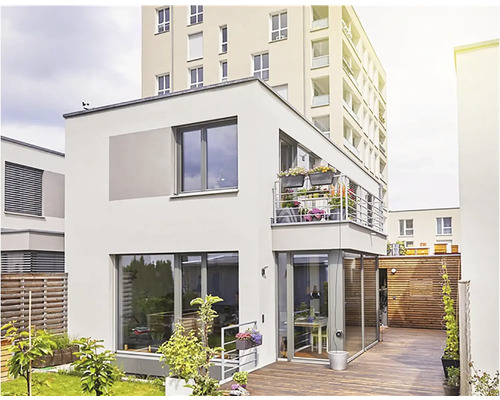 Modernes Wohnhaus mit Garten, Terrasse und Balkon mit Blumenkästen.