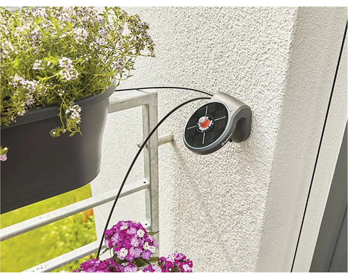 Automatische Bewässerung mit Blumenkästen auf einem Balkon