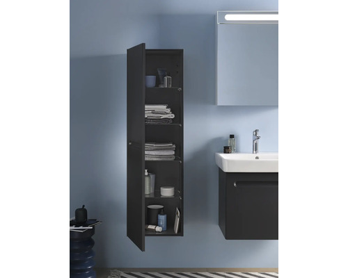 Salle de bain avec armoire suspendue ouverte, lavabo et miroir