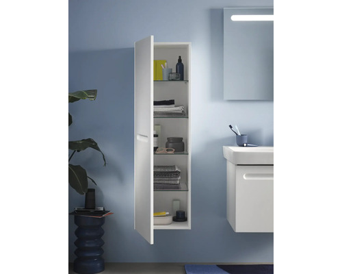Salle de bains moderne avec une armoire suspendue blanche ouverte pour ranger les articles de toilette