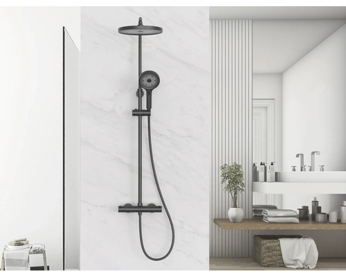 Duschsystem mit Kopfbrause und Handbrause im modernen Badezimmer.