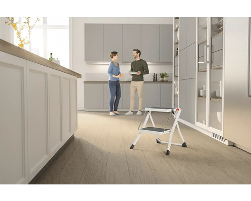 Zwei Stufen Haushaltsleiter aus Metall im modernen Küchenambiente