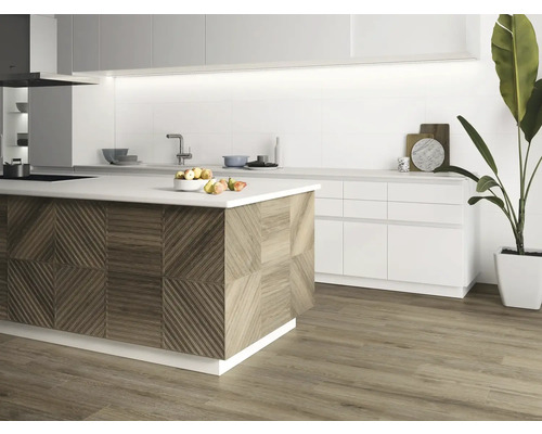 Moderne Küche mit Kücheninsel, weißen Schränken und Holzboden.