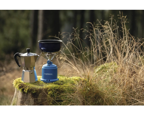Réchaud de camping avec casserole et machine à expresso sur une souche d''arbre à l''extérieur