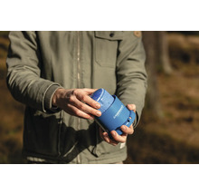 Personne changeant la cartouche de gaz Campingaz
