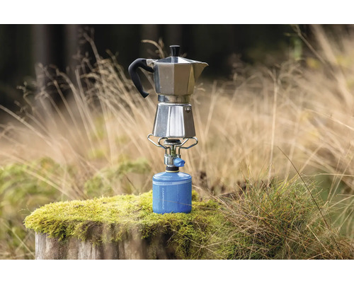 Espressokocher auf Gaskocher mit Gaskartusche im Freien