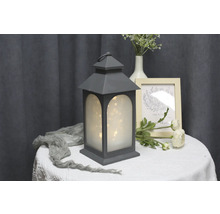 Lanterne décorative avec lumières étoilées comme décoration de table.