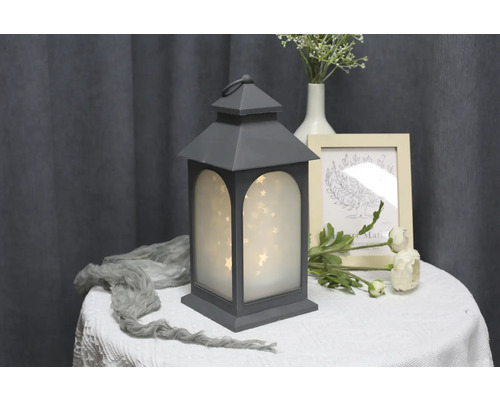 Lanterne décorative avec lumières étoilées comme décoration de table.
