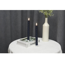 Dekorative LED Kerzen auf einem Tisch mit Blumenvase