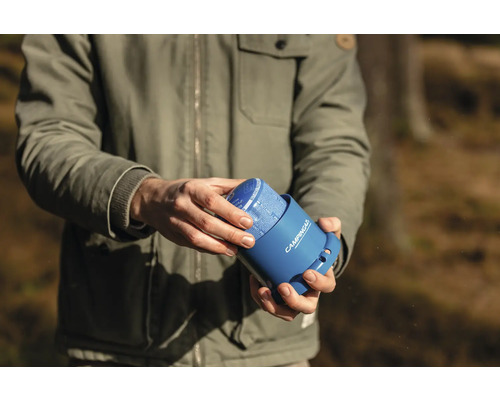 Une personne remplace une cartouche de gaz Campingaz.