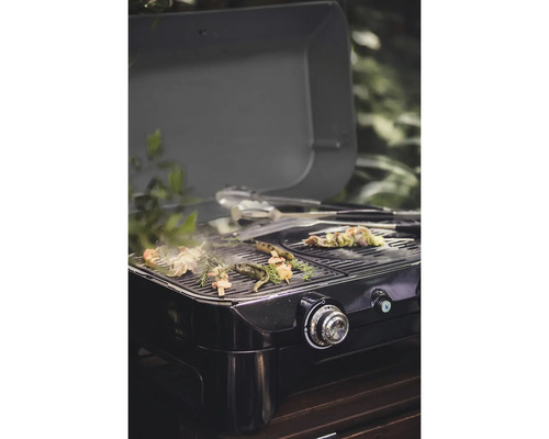 Grillszene mit Grillgut auf einem Gasgrill im Freien.