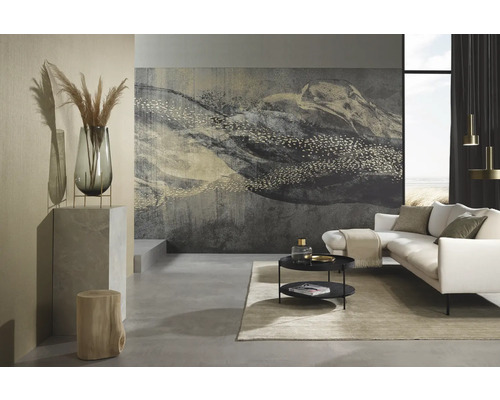 Wohnzimmer mit gemusterter Tapete, Sofa, Couchtisch und Dekoration