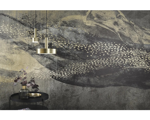 Dekoratives Zimmer mit einer Wandtapete, Stehleuchten und einem Beistelltisch mit Blumenvase