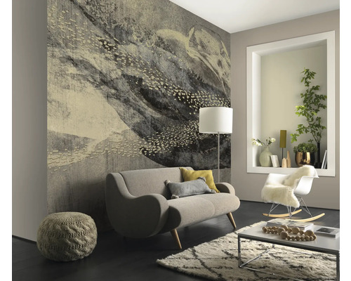 Wohnzimmer mit Fototapete, Sofa, Sessel und Dekoration für eine gemütliche Atmosphäre