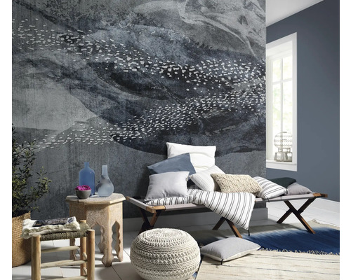 Wohnraum mit Wandbild, Bank und Kissen