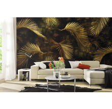 Wohnzimmer mit Ecksofa und Wandtapete mit Palmenmuster