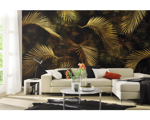 Salon avec canapé d''angle et papier peint mural à motif de palmier