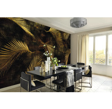 Esszimmer mit dunkler Tapete mit goldenen Palmblattmotiven, Tisch und Stühlen.