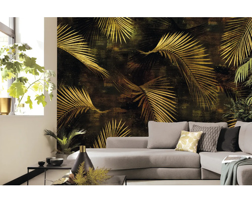 Wohnzimmer mit Fototapete mit Palmenmuster und grauer Couch