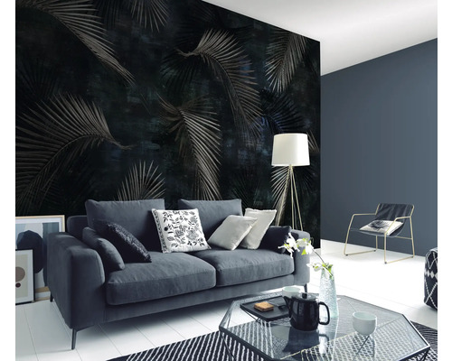 Salon avec canapé gris, table basse et papier peint photo avec motif de palmier