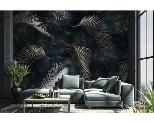 Salon avec canapé, table et revêtement mural à motif de feuilles