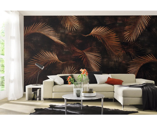 Wohnzimmer mit Fototapete mit Blattmuster, Sofa und Tisch