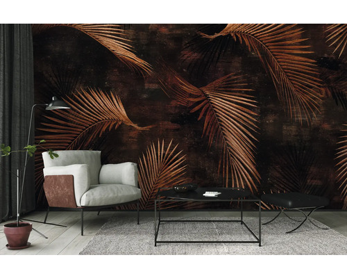 Wohnzimmer mit Sessel, Tisch und Fototapete mit Palmenmuster