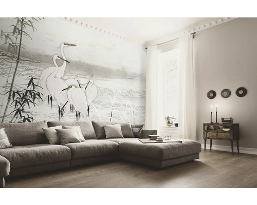 Wohnzimmer mit gemusterter Tapete, Ecksofa und Dekoration