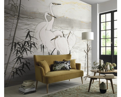 Wohnzimmer mit Wandtapete mit Reihermotiven, Sofa, Couchtisch und Stehlampe für eine stilvolle Inneneinrichtung