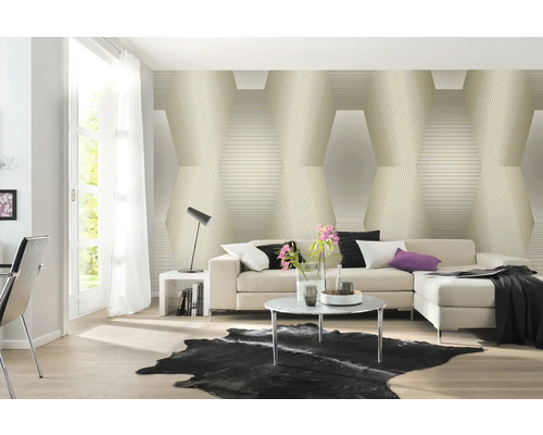 Wohnzimmer mit dreidimensionaler Muster-Tapete, Sofa und Dekoration