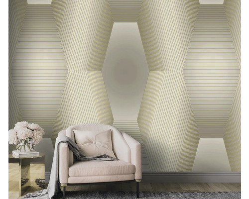 Scène avec papier peint à motifs, fauteuil et table d''appoint pour la décoration intérieure