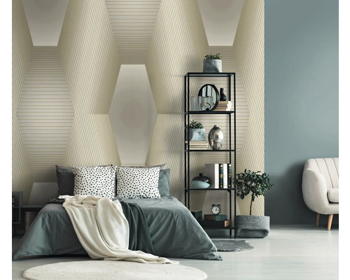 Chambre avec lit, étagère et papier peint à motif géométrique