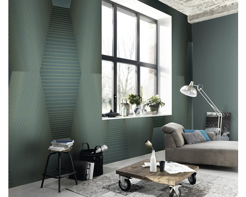 Wohnzimmer mit geometrischer Tapete, Sofa und Holztisch