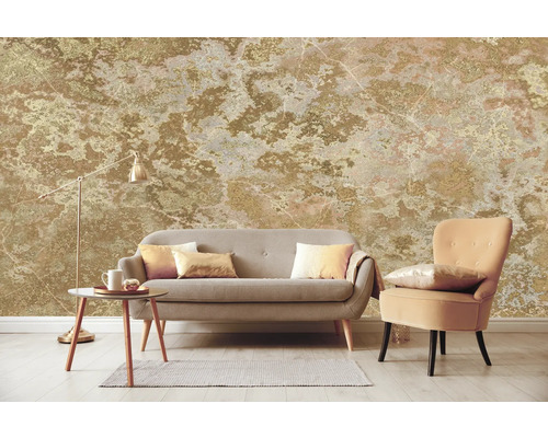 Wohnzimmer mit Sofa, Sessel, Tischlampe, Tisch und Tapete in Marmoroptik