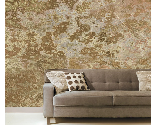 Wohnzimmer mit einer braunen Couch und einer Tapete mit Marmorstruktur