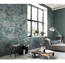 Wohnzimmer mit gemusterter Tapete, Sofa und Couchtisch