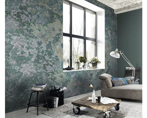 Wohnzimmer mit gemusterter Tapete, Sofa und Couchtisch